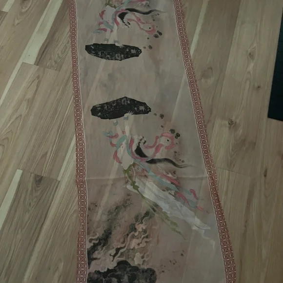 Elegant vintage 100% Silk Scarf with Artistic Design - Picture 5 of 8